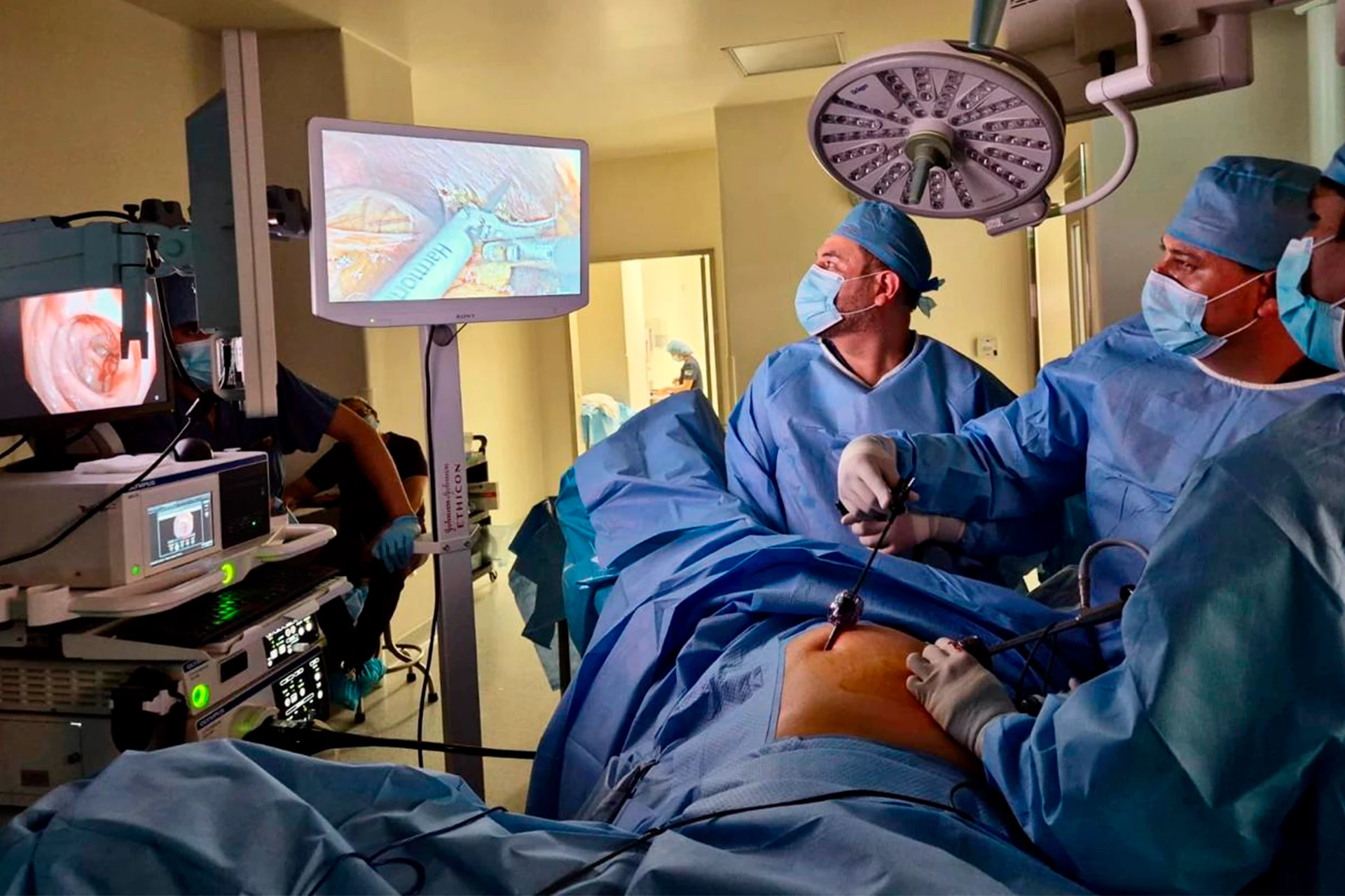 Atención de proctólogo en Puebla para hemorroides, fisuras y enfermedades anales por el Dr. Jorge Garza Sánchez, coloproctólogo certificado y líder en salud digestiva